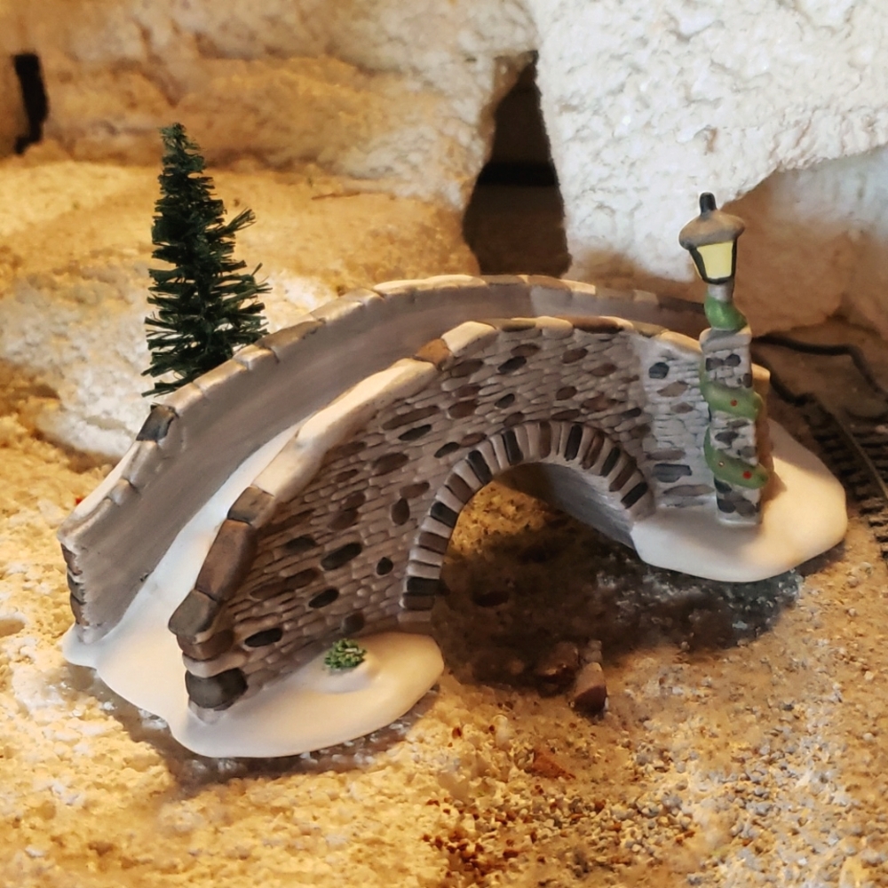 DEPARTMENT 56 - Dickens Village - Stone Bridge - Porcelain - In Original Box